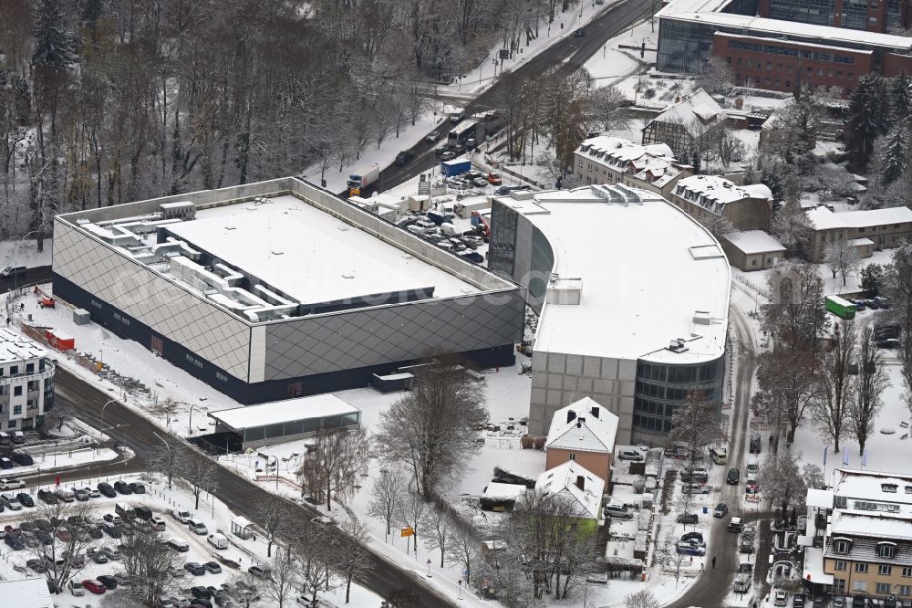Bernau from the bird's eye view: Wintry snowy construction site for the new parking garage and Mehrzweckhalle on Ladeburger Chaussee - Jahnstrasse - Ladeburger Strasse in Bernau in the state Brandenburg, Germany