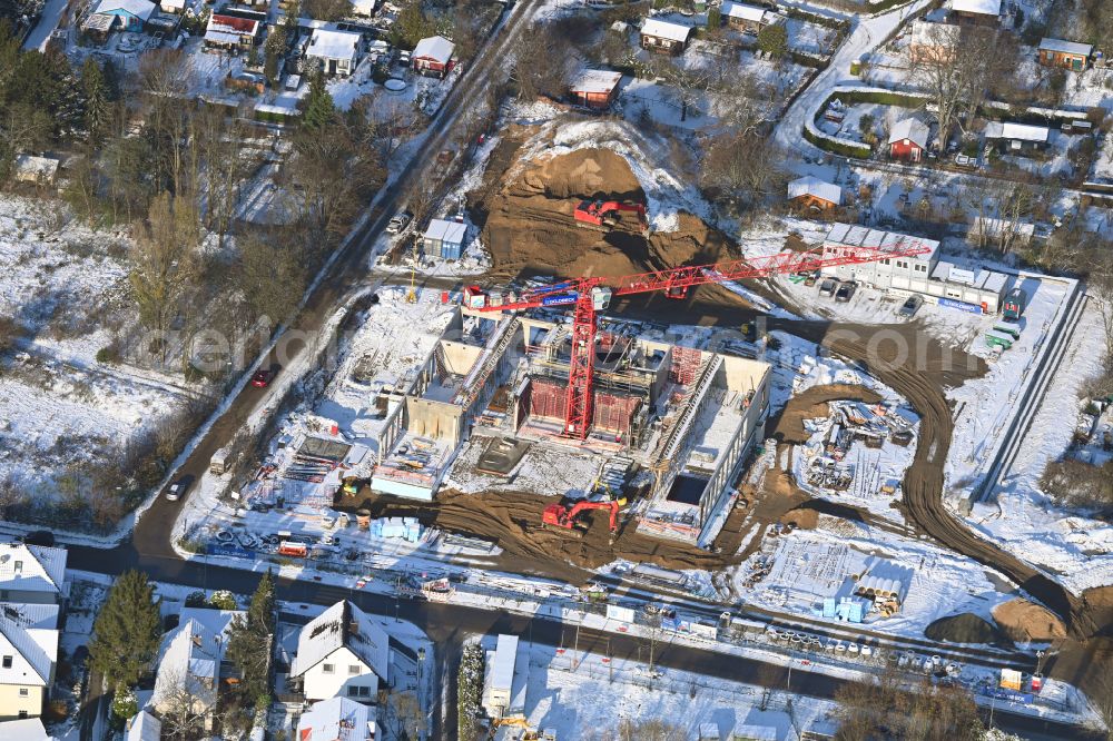 Aerial image Berlin - Wintry snowy new construction site of the school building Grundschule on Koppelweg in the district Britz in Berlin, Germany