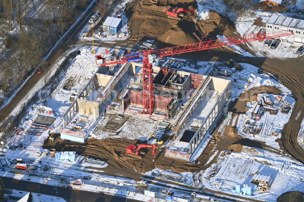 Aerial photograph Berlin - Wintry snowy new construction site of the school building Grundschule on Koppelweg in the district Britz in Berlin, Germany