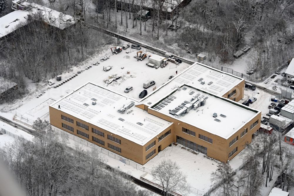 Aerial photograph Werneuchen - Wintry snowy new construction site of the school building Grundschule Im Rosenpark on street Goldregenstrasse in Werneuchen in the state Brandenburg, Germany