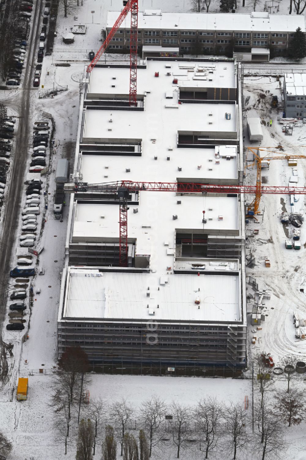 Aerial photograph Berlin - Wintry snowy new construction site of the school building Gymnasium with Sporthalle on street Erich-Kaestner-Strasse - Peter-Huchel-Strasse in the district Hellersdorf in Berlin, Germany