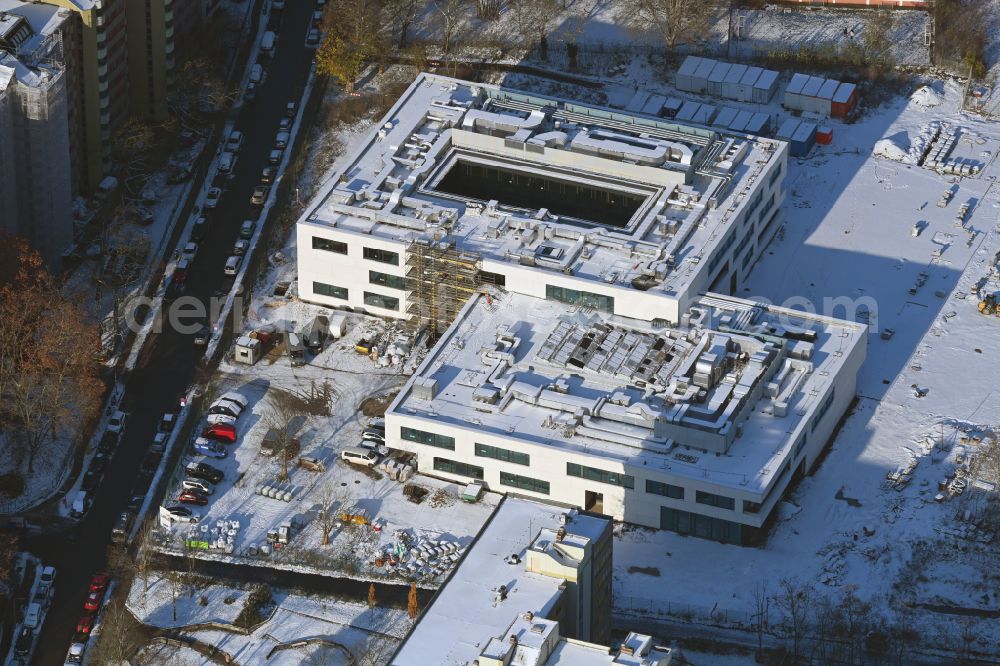 Aerial image Berlin - Wintry snowy new construction site of the school building Leonardo-da-Vinci-Gymnasium on Christoph-Ruden-Strasse in the district Buckow in Berlin, Germany