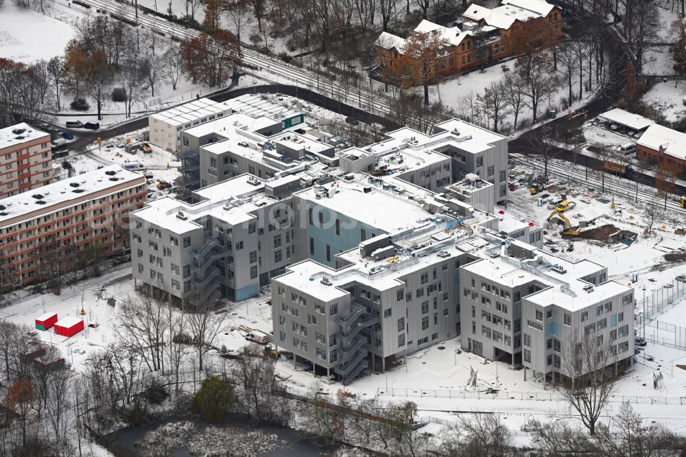 Aerial photograph Berlin - Wintry snowy new construction site of the school building on Allee of Kosmonauten in the district Lichtenberg in Berlin, Germany