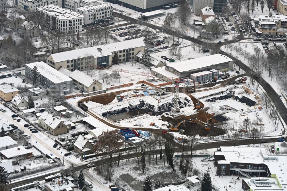 Aerial photograph Bernau - Wintry snowy new construction site of the school building Schule on Kirschgarten on street Ladeburger Chaussee in Bernau in the state Brandenburg, Germany