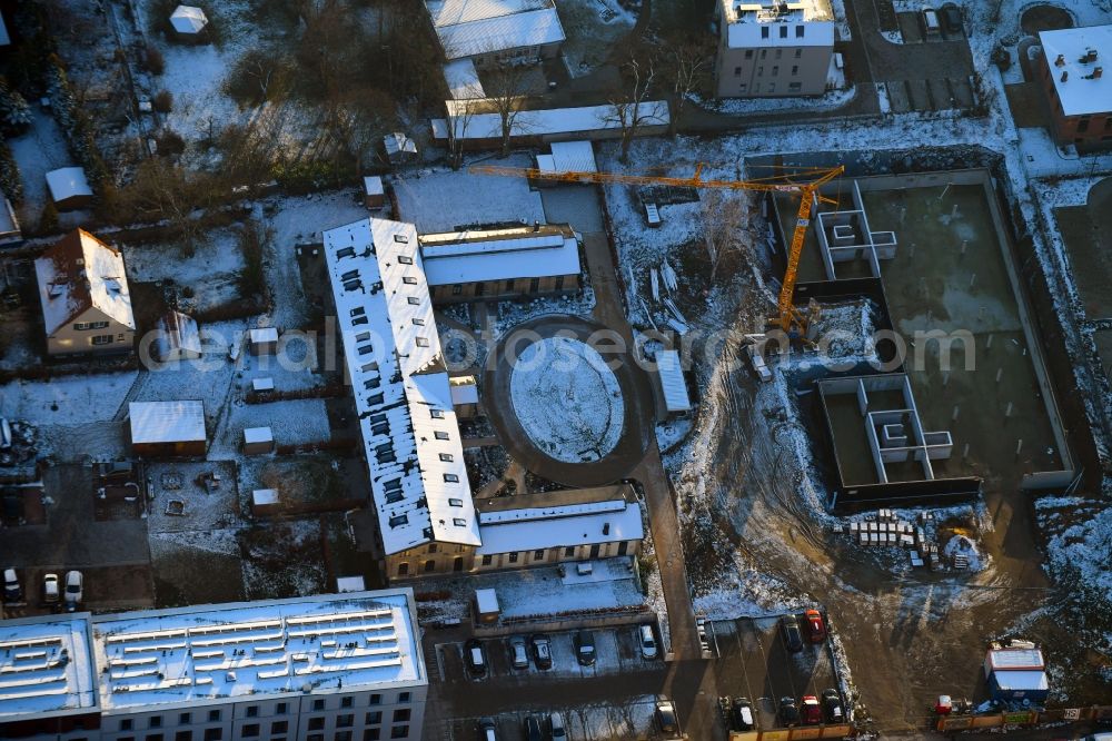 Aerial image Schwerin - Wintry snowy construction site for the city villa - multi-family residential building on Robert-Koch-Strasse in Schwerin in the state Mecklenburg - Western Pomerania, Germany