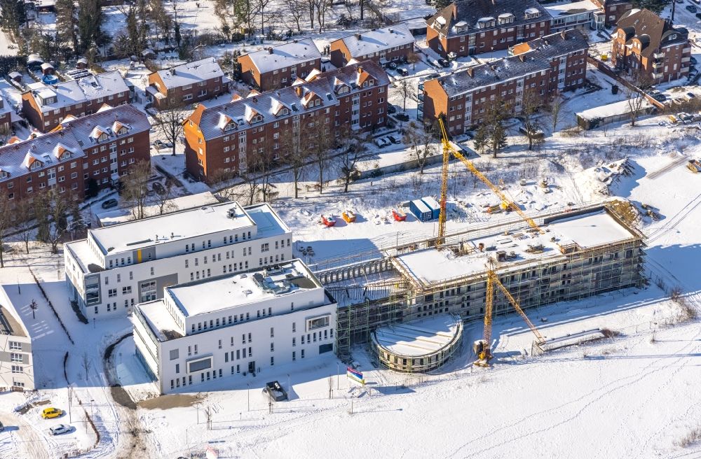 Hamm from the bird's eye view: Wintry snowy construction site for the new multi-family housing development Paracelsuspark on Marker Allee in Hamm at Ruhrgebiet in the state of North Rhine-Westphalia