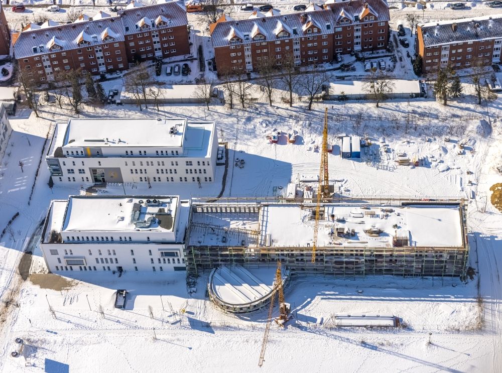 Aerial photograph Hamm - Wintry snowy construction site for the new multi-family housing development Paracelsuspark on Marker Allee in Hamm at Ruhrgebiet in the state of North Rhine-Westphalia