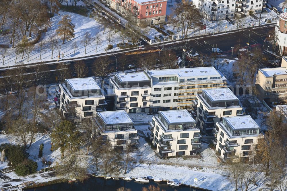 Aerial image Berlin - Wintry snowy construction site for the multi-family residential building Am Generalshof - Uferweg Alte Spree in the district Koepenick in the district Koepenick in Berlin, Germany