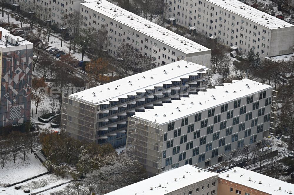 Aerial photograph Berlin - Wintry snowy construction site for the multi-family residential building Lion-Feuchtwanger-Strasse in the district Hellersdorf in Berlin, Germany