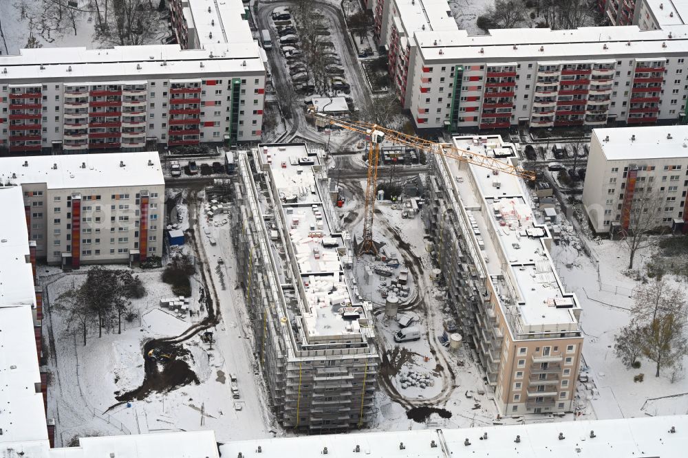 Berlin from the bird's eye view: Wintry snowy construction site for the multi-family residential building on street Bodo-Uhse-Strasse in the district Hellersdorf in Berlin, Germany