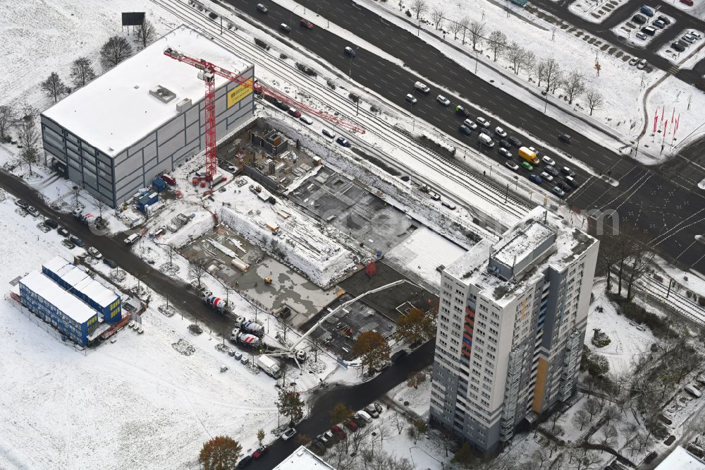 Berlin from above - Wintry snowy construction site for the multi-family residential building on street Arendsweg - Heldburger Strasse - Landsberger Allee in the district Hohenschoenhausen in Berlin, Germany