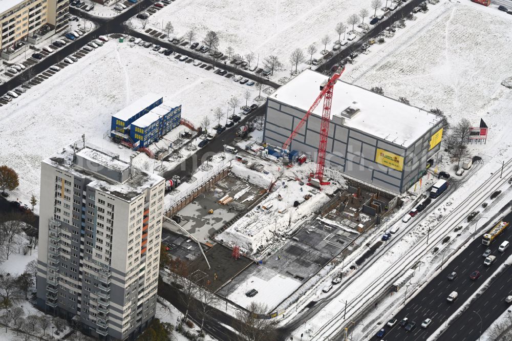 Berlin from the bird's eye view: Wintry snowy construction site for the multi-family residential building on street Arendsweg - Heldburger Strasse - Landsberger Allee in the district Hohenschoenhausen in Berlin, Germany