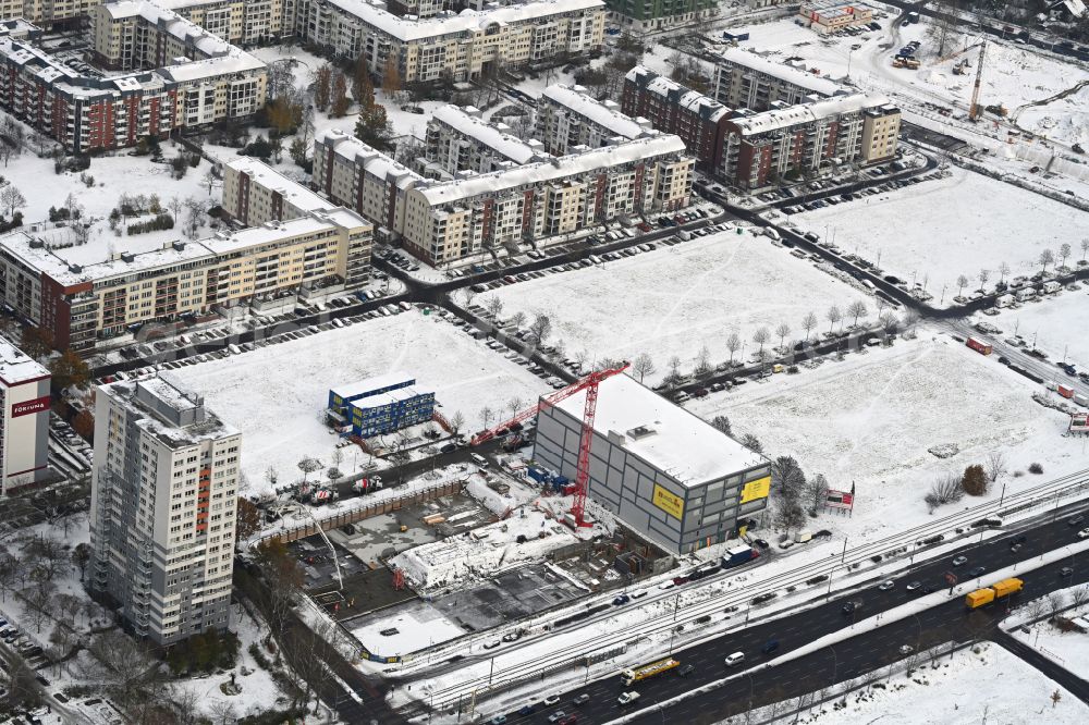 Aerial image Berlin - Wintry snowy construction site for the multi-family residential building on street Arendsweg - Heldburger Strasse - Landsberger Allee in the district Hohenschoenhausen in Berlin, Germany