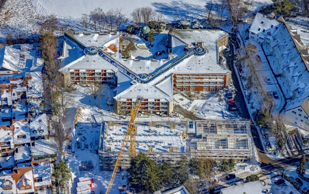 Aerial photograph Mülheim an der Ruhr - Wintry snowy construction site for the multi-family residential building on Parsevalstrasse in the district Flughafensiedlung in Muelheim on the Ruhr at Ruhrgebiet in the state North Rhine-Westphalia, Germany