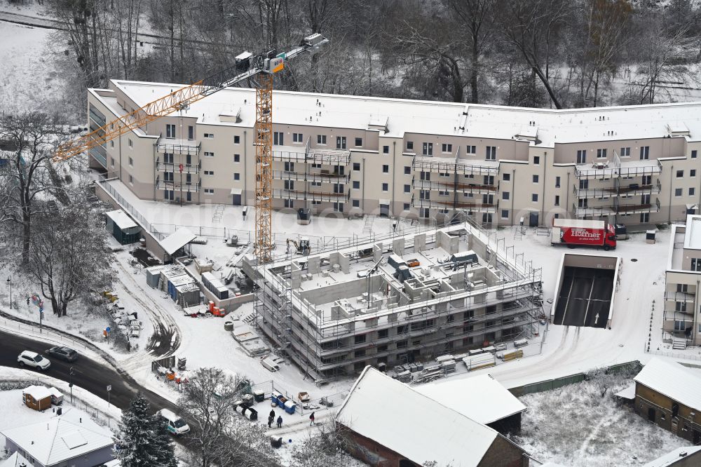 Aerial photograph Bernau - Wintry snowy construction site for the multi-family residential building of Projekts Panke Aue on Schoenfelder Weg in Bernau in the state Brandenburg, Germany