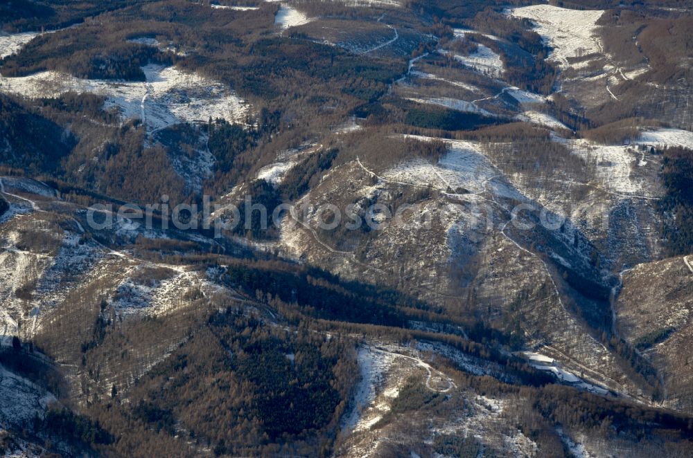 Wernigerode from the bird's eye view: Wintry snowy valley landscape Steinere Renne surrounded by mountains in Wernigerode in the Harz in the state Saxony-Anhalt, Germany