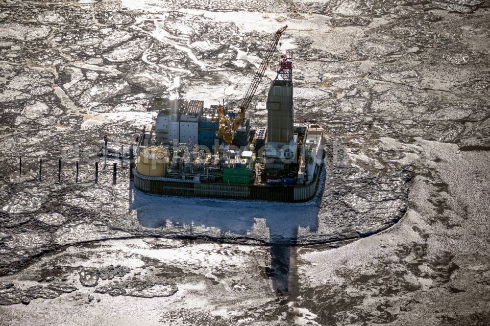 Aerial image Friedrichskoog - Wintry snowy drilling platform platform on the sea surface of North Sea in Friedrichskoog in the state Schleswig-Holstein, Germany