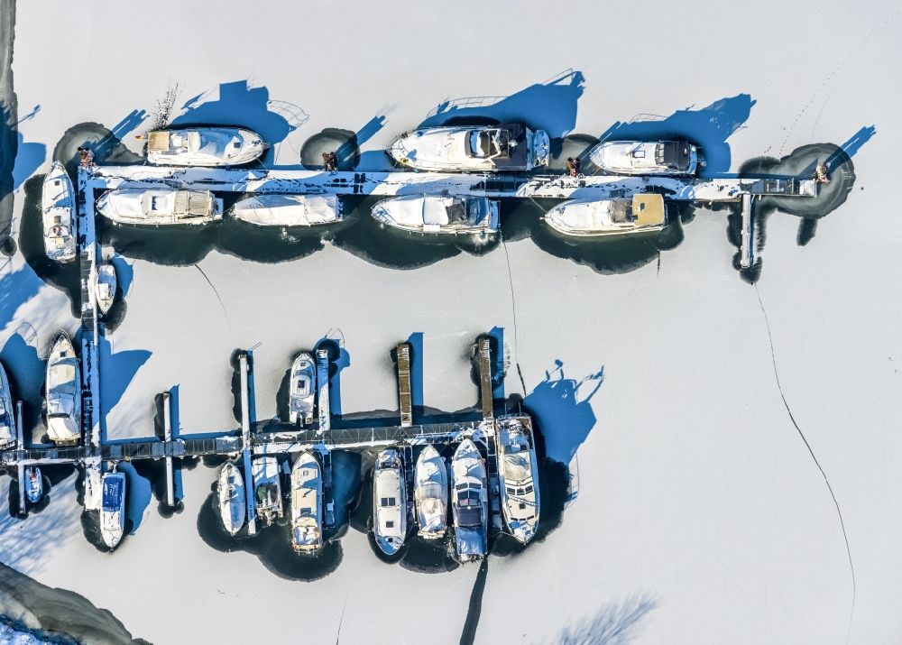 Aerial photograph Herne - Wintry snowy boats at the moorings on the banks of the Rhine-Herne Canal on Gneisenaustrasse in the city center in Herne in the Ruhr area in the state North Rhine-Westphalia, Germany