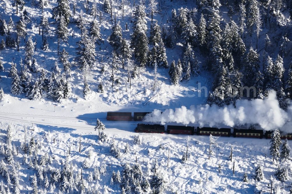 Aerial photograph Schierke - Wintry snowy the railway Brockenbahn with a Mallet-Engine / steam locomotive / railcar, a narrow-gauge railway, during a trip at the Brocken mountain in Saxony-Anhalt
