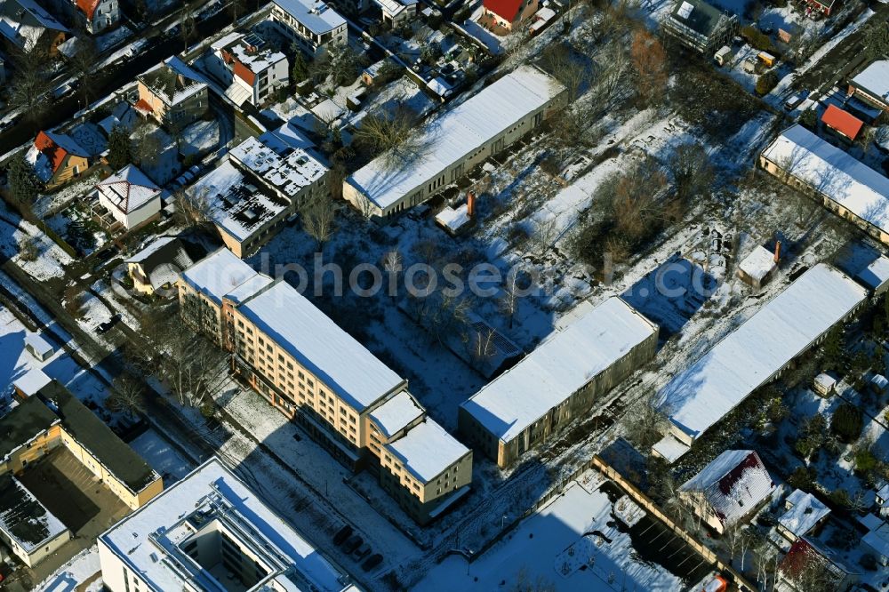 Berlin from the bird's eye view: Wintry snowy office building on Muensterberger Weg in the district Kaulsdorf in Berlin, Germany