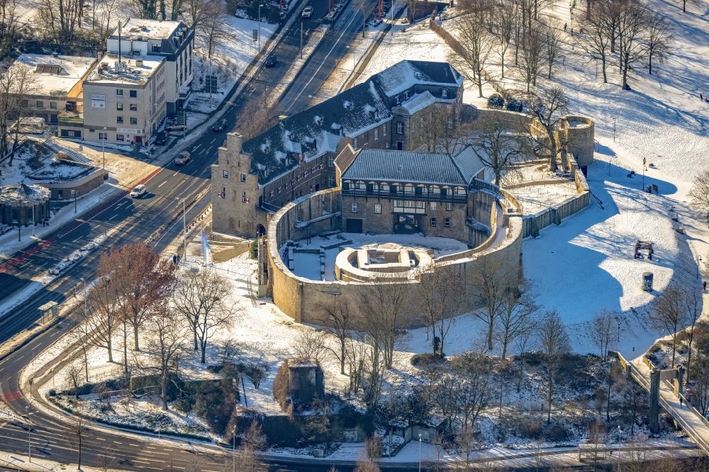 Aerial image Mülheim an der Ruhr - Wintry snowy castle complex Broich Castle on Bergstrasse - At Broich Castle in Muehlheim an der Ruhr in the state North Rhine-Westphalia, Germany