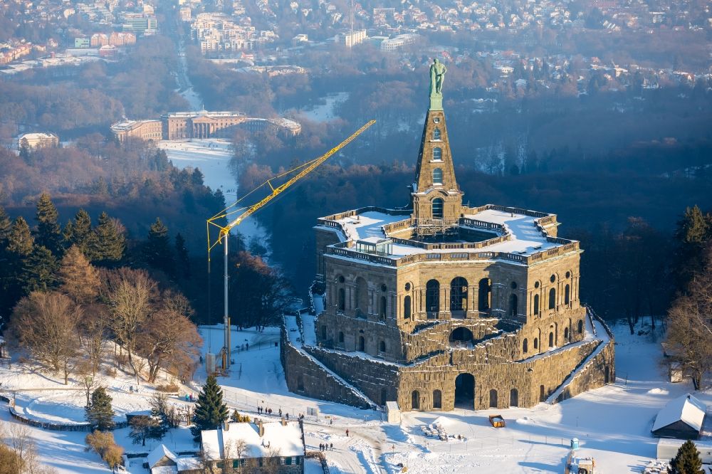 Aerial photograph Kassel - Wintry snowy Castle of Schloss Wilhelmshoehe in the district Bad Wilhelmshoehe in Kassel in the state Hesse, Germany
