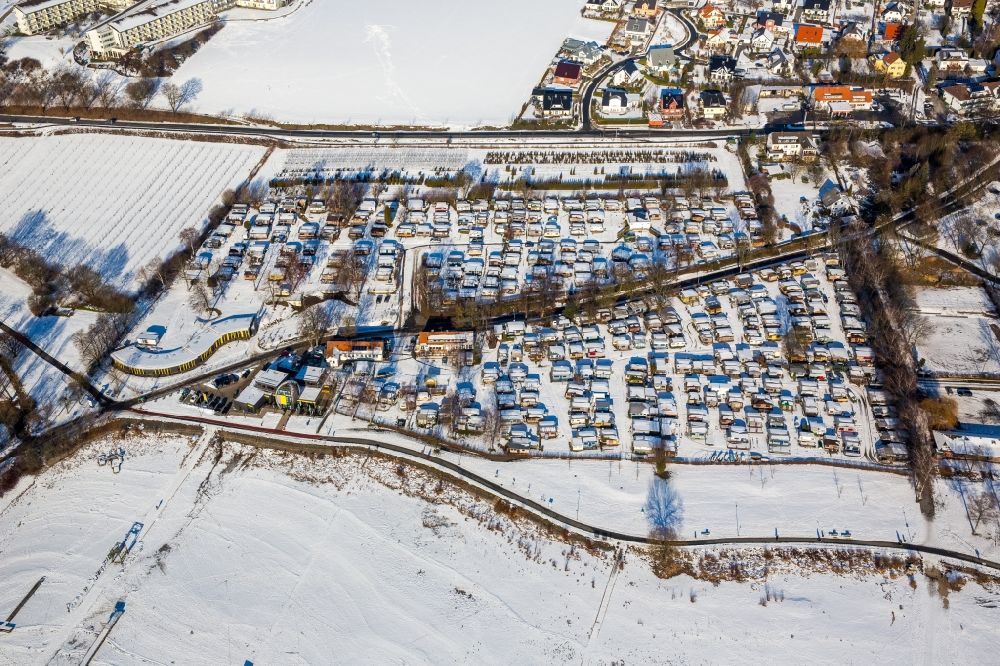 Möhnesee from the bird's eye view: The wintry snowy camping place Brock Rolf by caravan in the district of Koerbecke in Moehnesee in the federal state North Rhine-Westphalia