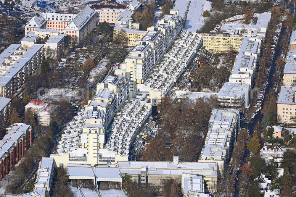 Aerial image Berlin - Wintry snowy roof garden landscape in the residential area of a multi-family house settlement Schlangenbader Strasse in Berlin