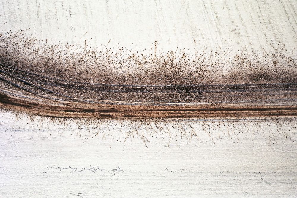 Aerial photograph Hohenstein - Wintry snowy Agricultural fields embossed of fertilizer organic or chemical substance in Hohenstein in the state Brandenburg, Germany