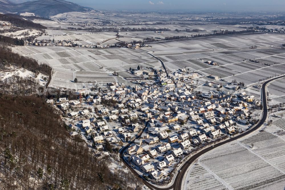 Aerial photograph Eschbach - Wintry snowy village - view on the edge of Wine yards below the hilly edge of the Haardt Palatinat forest in Eschbach in the state Rhineland-Palatinate
