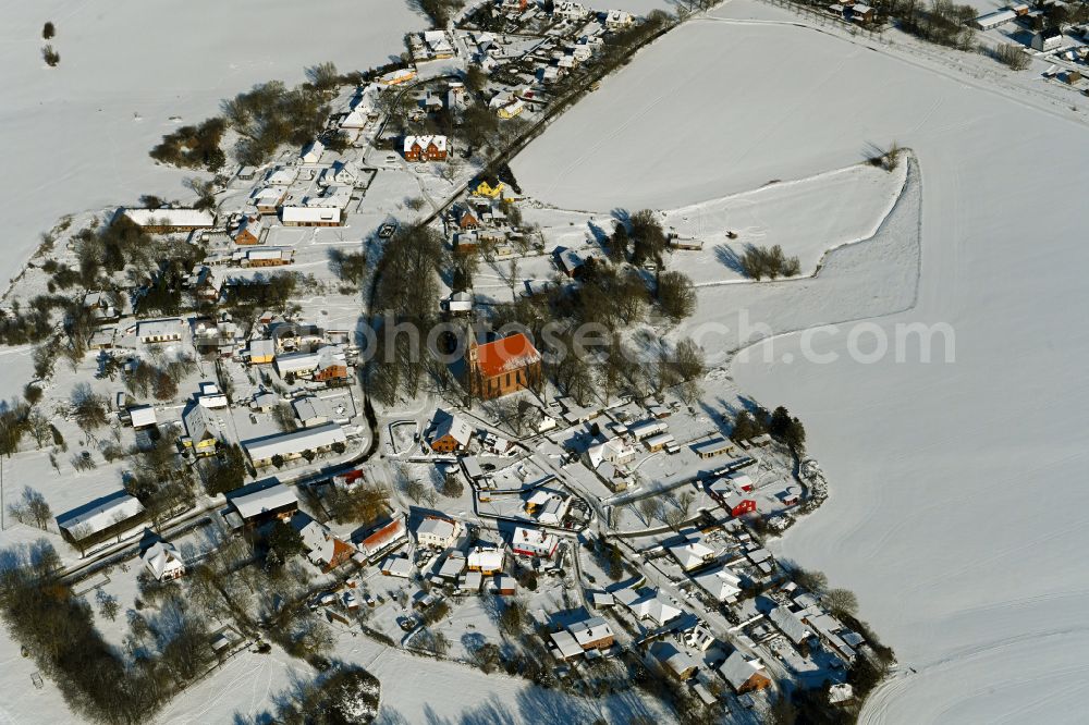 Aerial photograph Kenz - Wintry snowy agricultural land and field boundaries surround the settlement area of the village on street Kastanienallee in Kenz in the state Mecklenburg - Western Pomerania, Germany