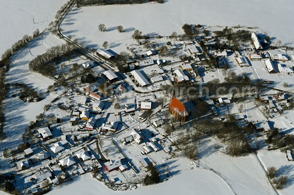 Aerial photograph Kenz - Wintry snowy agricultural land and field boundaries surround the settlement area of the village on street Kastanienallee in Kenz in the state Mecklenburg - Western Pomerania, Germany