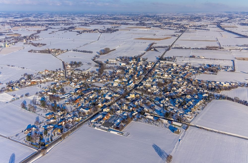 Ostönnen from above - Wintry snowy agricultural land and field boundaries surround the settlement area of the village in Ostoennen at Ruhrgebiet in the state North Rhine-Westphalia, Germany
