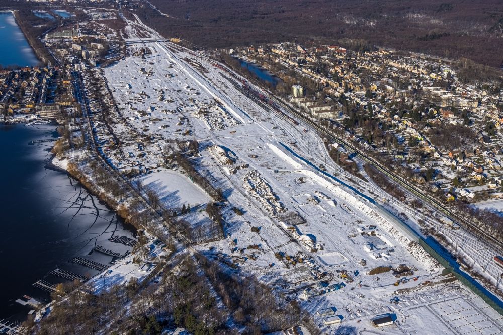 Duisburg from the bird's eye view: Wintry snowy development area of the decommissioned and unused land and real estate on the former marshalling yard and railway station of Deutsche Bahn in Duisburg in the state North Rhine-Westphalia, Germany