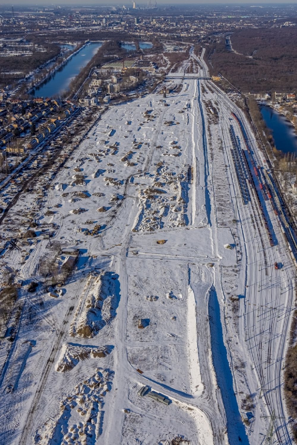 Aerial photograph Duisburg - Wintry snowy development area of the decommissioned and unused land and real estate on the former marshalling yard and railway station of Deutsche Bahn in Duisburg in the state North Rhine-Westphalia, Germany