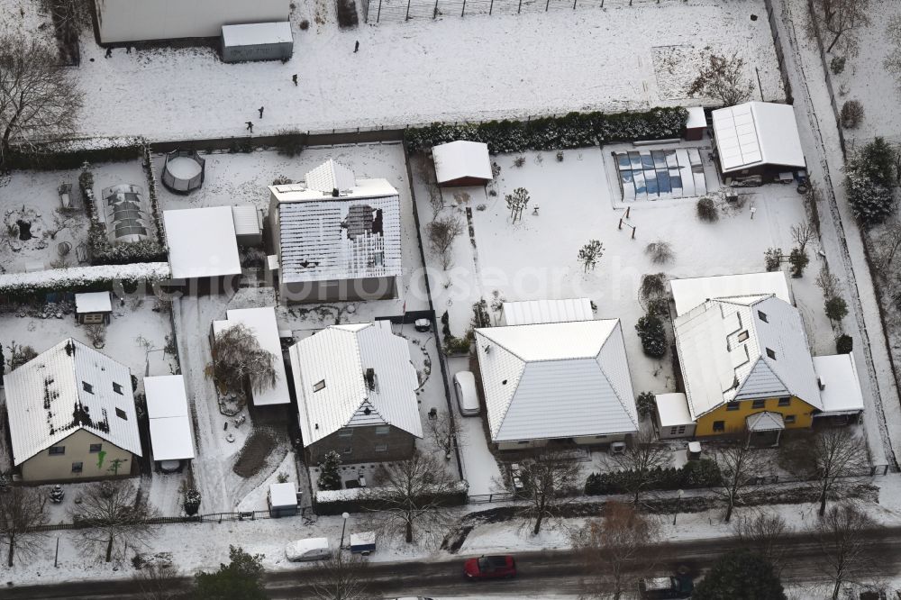 Berlin from the bird's eye view: Wintry snowy family house - settlement along the Bergedorfer Strasse in the district Kaulsdorf in Berlin, Germany