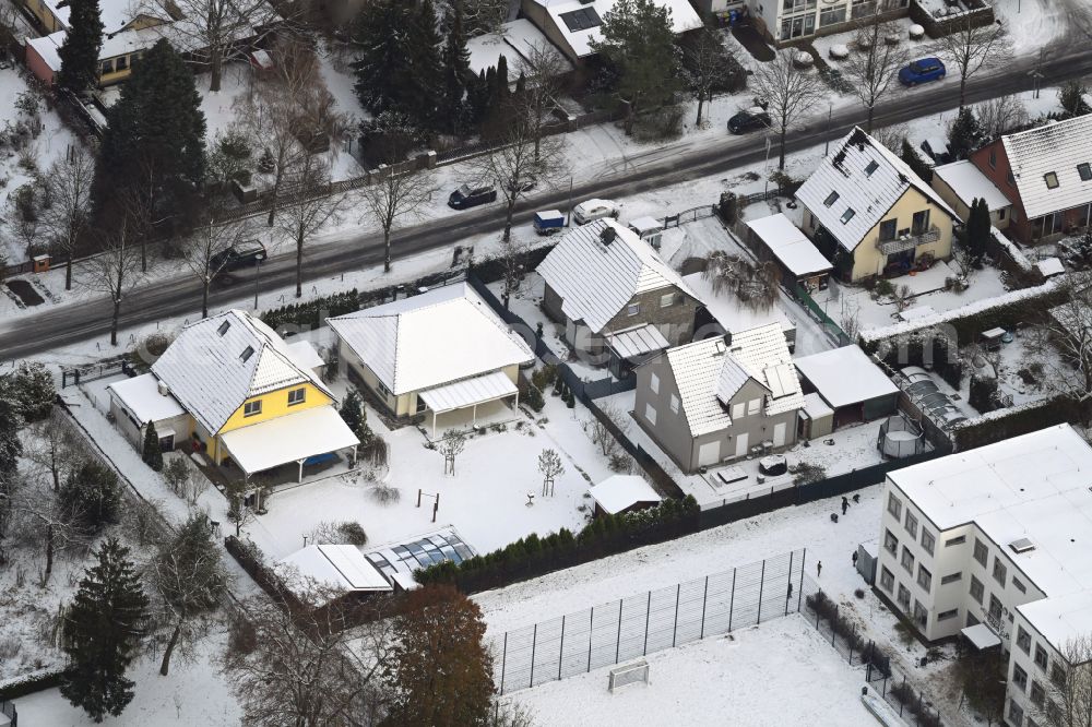 Berlin from the bird's eye view: Wintry snowy family house - settlement along the Bergedorfer Strasse in the district Kaulsdorf in Berlin, Germany
