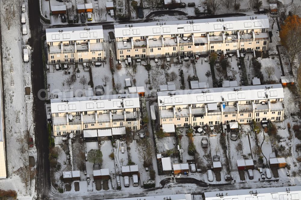 Aerial image Berlin - Wintry snowy detached house - residential area in the form of a row house settlement on street Sokratesweg in the district Karlshorst in Berlin, Germany
