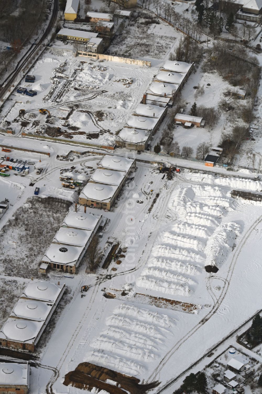 Aerial photograph Berlin - Wintry snowy development area of industrial wasteland Flugzeughallen Karlshorst on Biesenhorster Weg - Karlshorster Weg in the district Karlshorst in Berlin, Germany