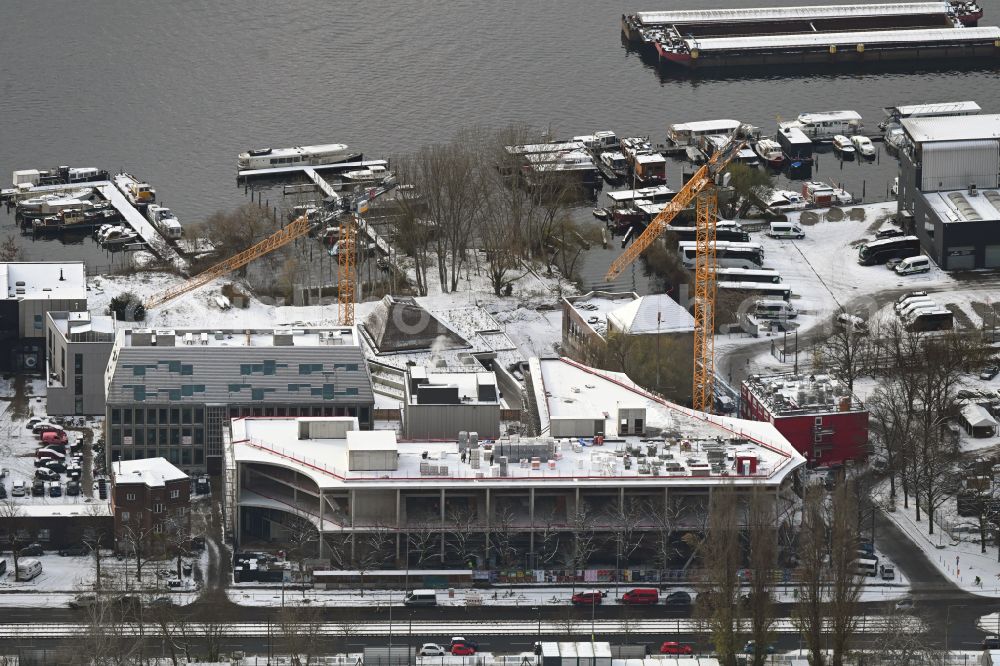 Berlin from the bird's eye view: Wintry snowy developing field of residential and commercial space of Projekts Marina Marina Zur alten Flussbadeanstalt - Koepenicker Chaussee in the district Rummelsburg in Berlin, Germany