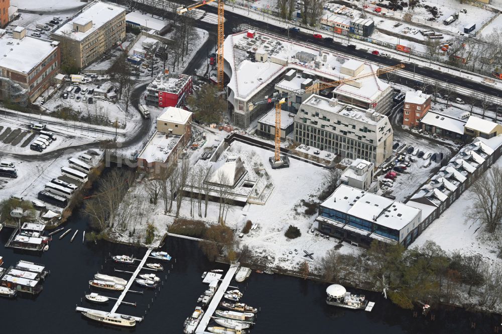 Aerial image Berlin - Wintry snowy developing field of residential and commercial space of Projekts Marina Marina Zur alten Flussbadeanstalt - Koepenicker Chaussee in the district Rummelsburg in Berlin, Germany