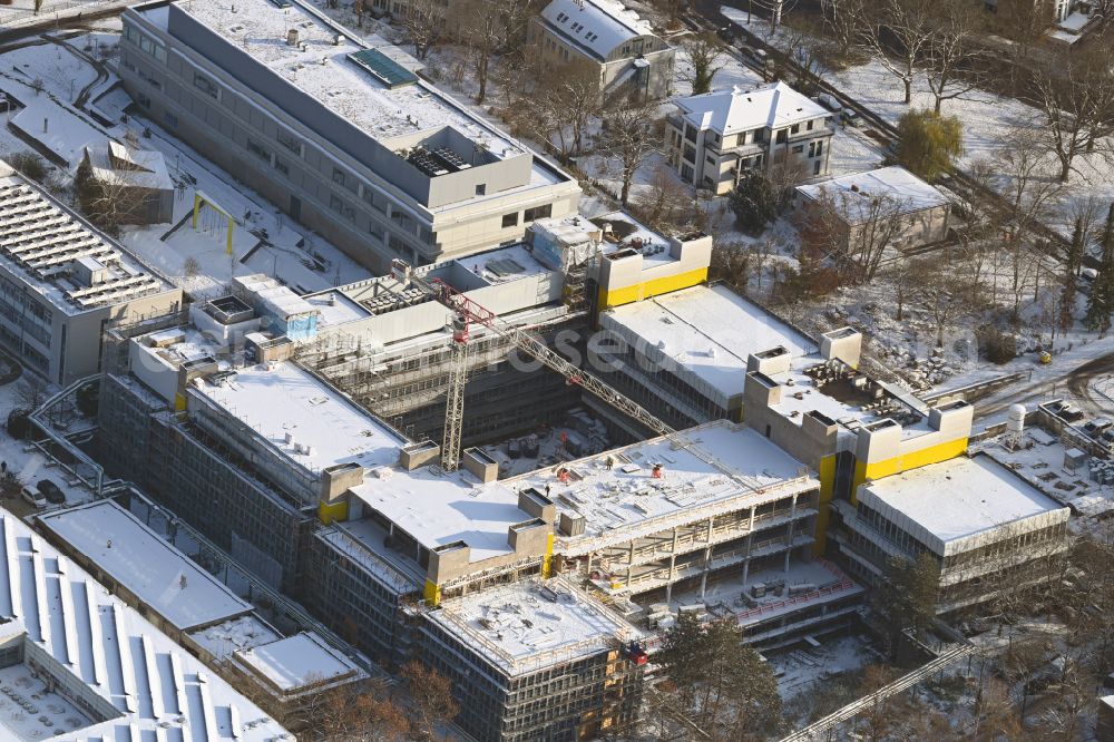 Berlin from the bird's eye view: Wintry snowy extension new construction site at the building complex of the Institute for Chemistry and Biochemistry - Organic and Physical Chemistry on the campus of the Free University of Berlin on Takustrasse in the district Dahlem in Berlin, Germany