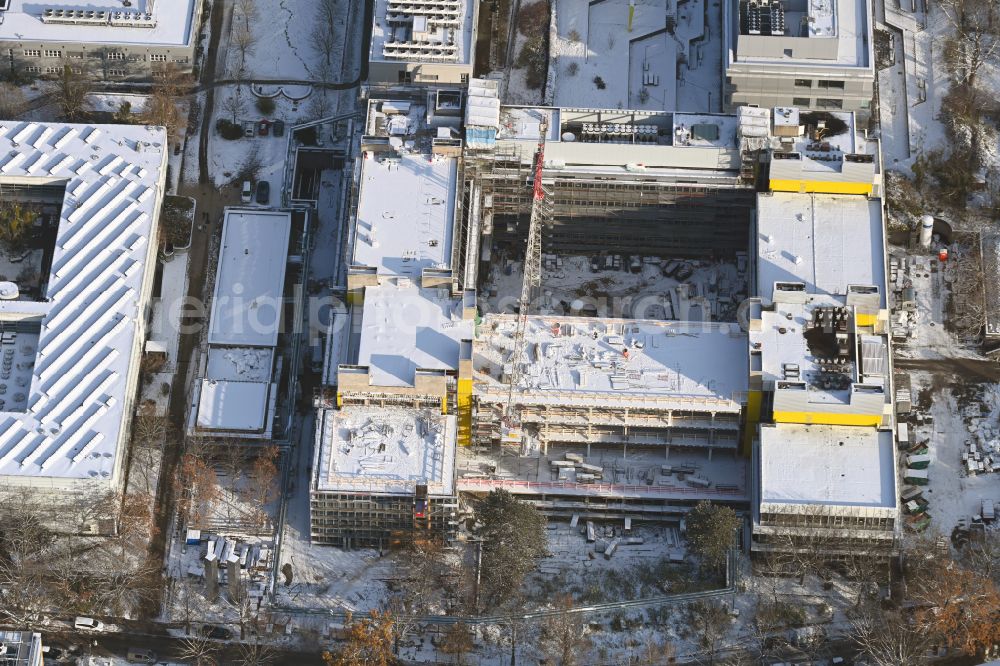 Aerial photograph Berlin - Wintry snowy extension new construction site at the building complex of the Institute for Chemistry and Biochemistry - Organic and Physical Chemistry on the campus of the Free University of Berlin on Takustrasse in the district Dahlem in Berlin, Germany
