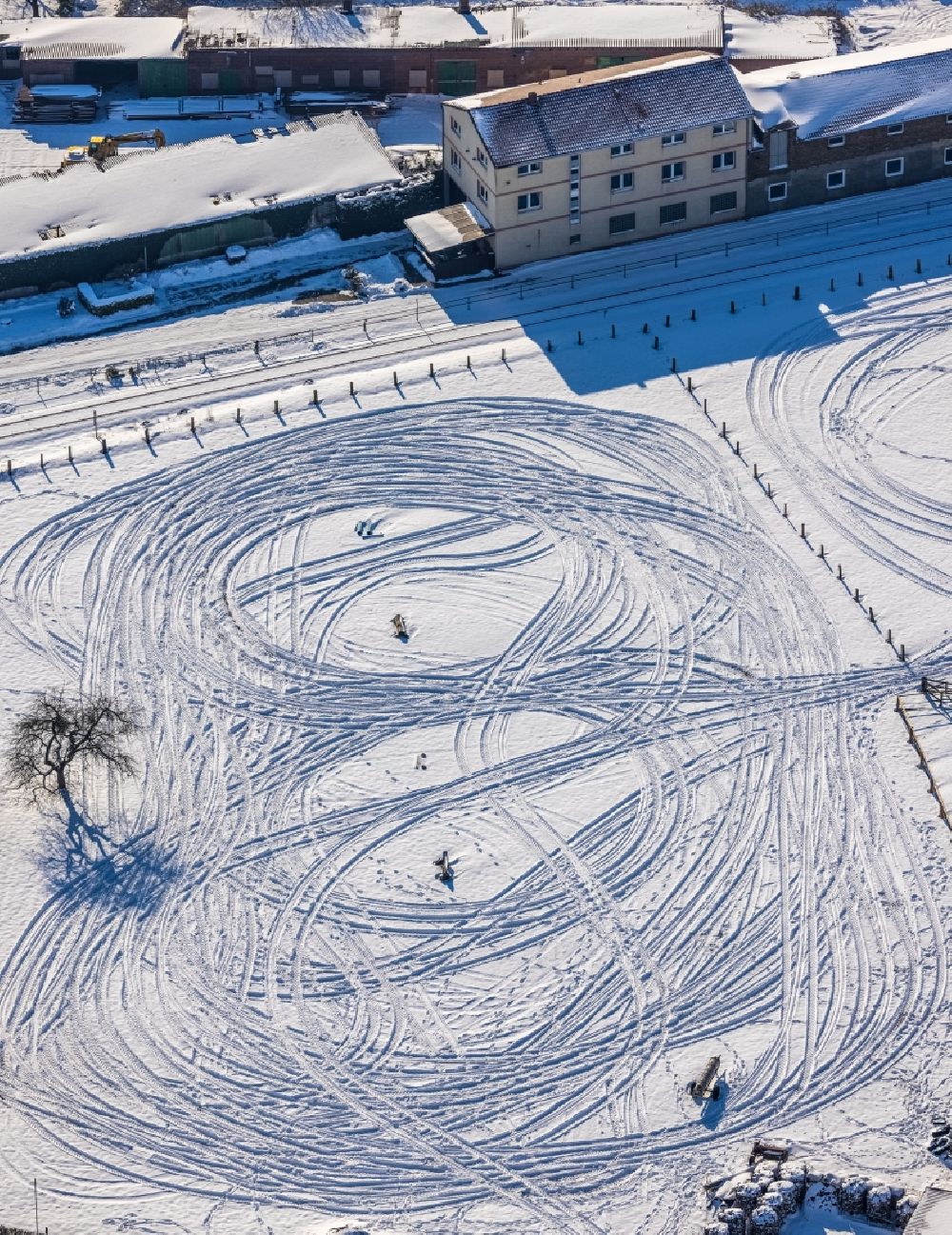 Aerial photograph Hamm - Wintry snowy vehicle tracks in agricultural fields in the district Norddinker in Hamm at Ruhrgebiet in the state North Rhine-Westphalia, Germany