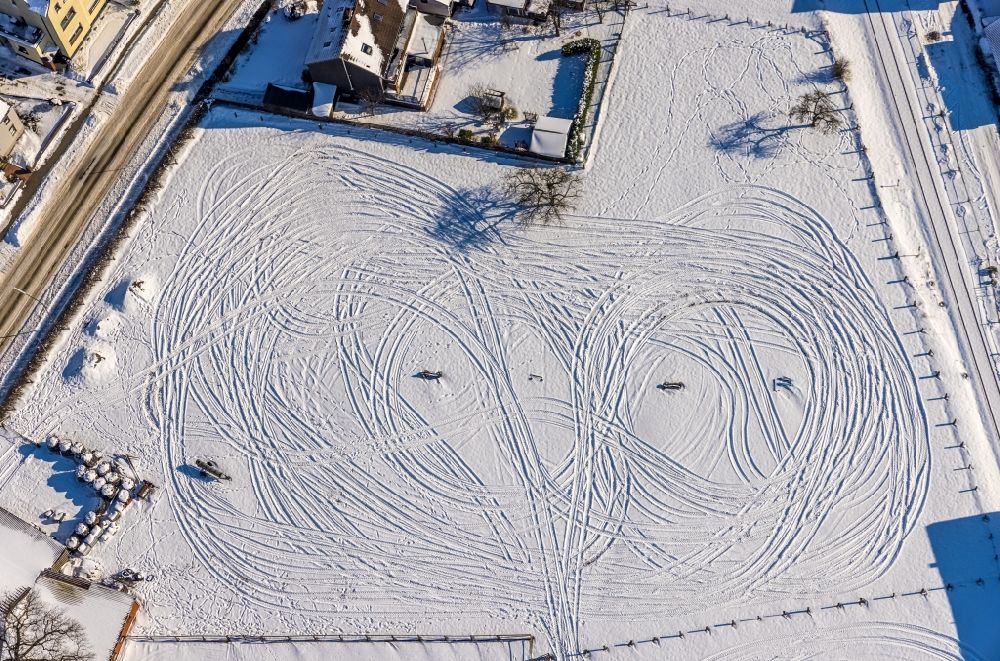 Hamm from above - Wintry snowy vehicle tracks in agricultural fields in the district Norddinker in Hamm at Ruhrgebiet in the state North Rhine-Westphalia, Germany