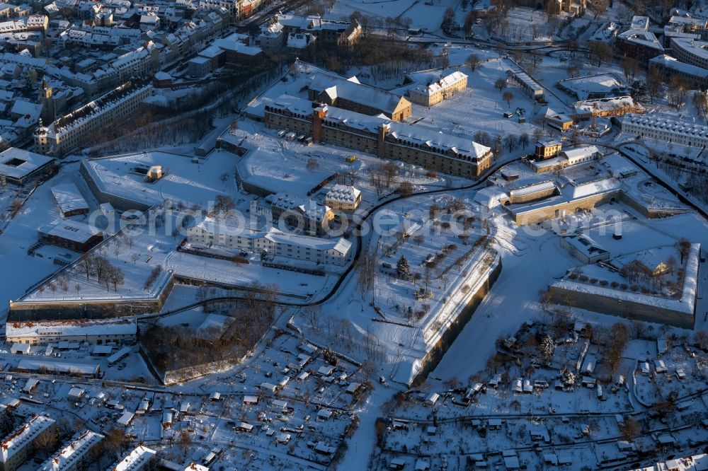 Aerial photograph Erfurt - Wintry snowy facade of the monument Defensionskaserne on Peterskirche on Zitadelle Petersberg in the district Altstadt in Erfurt in the state Thuringia, Germany