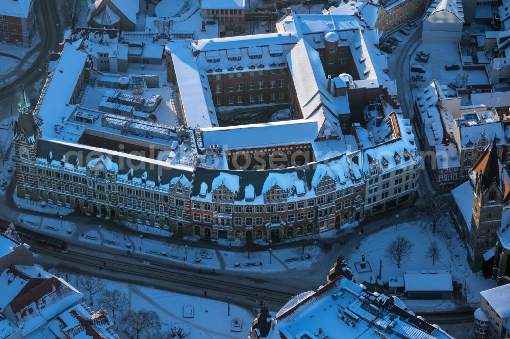 Erfurt from the bird's eye view: Wintry snowy street guide of famous promenade and shopping street Anger in the district Zentrum in Erfurt in the state Thuringia, Germany