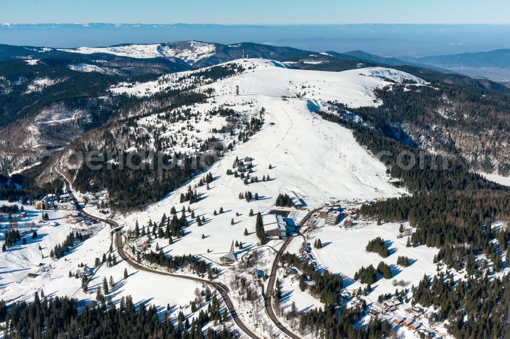 Aerial photograph Feldberg (Schwarzwald) - Wintry snowy Rock and mountain landscape and Lifts in ski resort in Feldberg (Schwarzwald) in the state Baden-Wuerttemberg, Germany