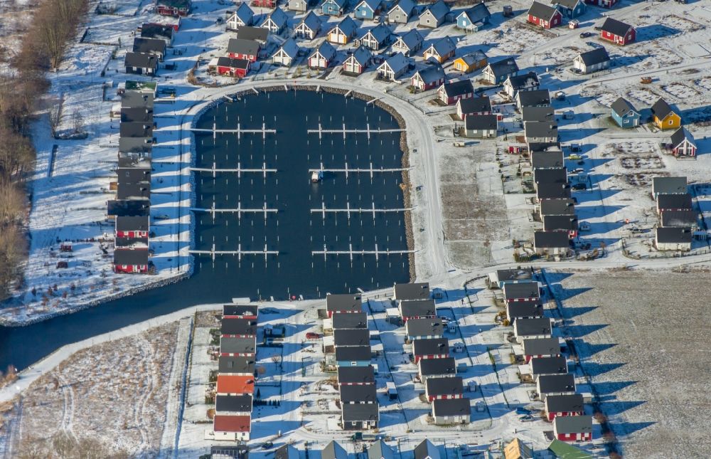 Zerpenschleuse from the bird's eye view: Wintry snowy construction site to build new holiday apartments and to expand the holiday home complex Hafendorf Zerpenschleuse in Zerpenschleuse in the state Brandenburg, Germany