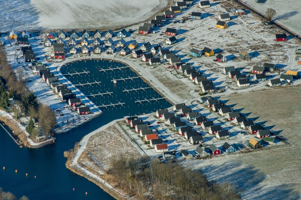 Zerpenschleuse from the bird's eye view: Wintry snowy construction site to build new holiday apartments and to expand the holiday home complex Hafendorf Zerpenschleuse in Zerpenschleuse in the state Brandenburg, Germany